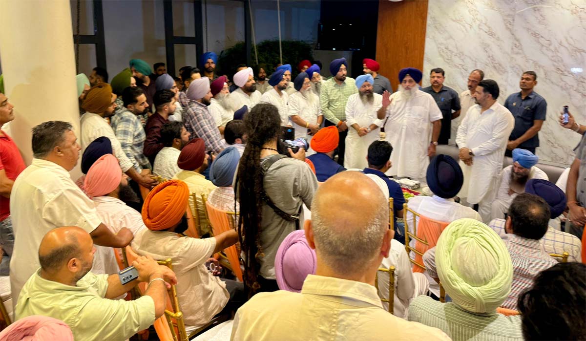 Sukhbir Badal meets industrialists and investors of Mohali, decides to send 50 trucks of cattle feed and feed for flood-hit areas.